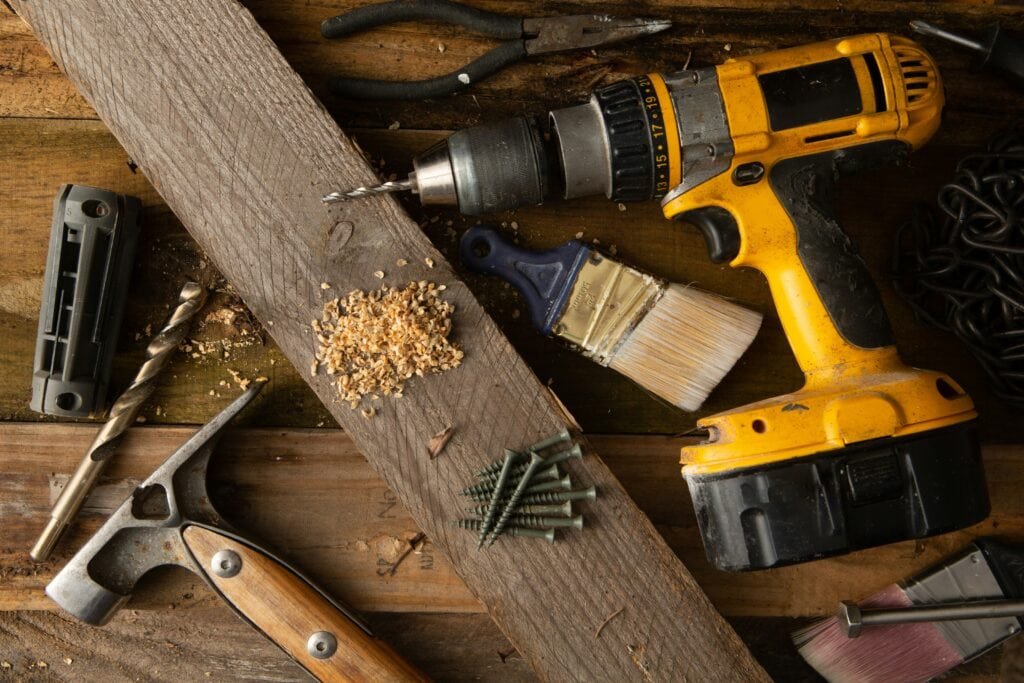 attrezzi fai da te trapano martello viti su banco in legno. copertina lorislab